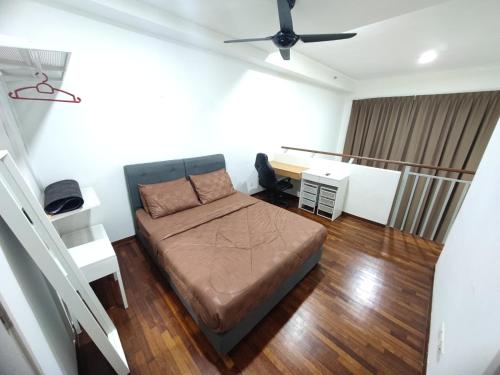 sypialnia z łóżkiem i wentylatorem sufitowym w obiekcie Wan's Homestay i-City w mieście Shah Alam