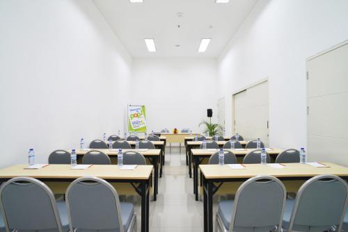 a classroom with desks and chairs in a room at POP! Hotel Kemang Jakarta in Jakarta