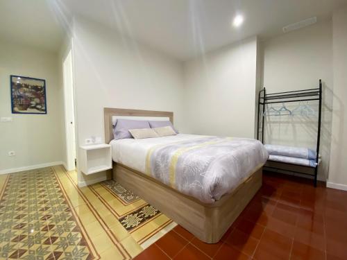 Un dormitorio con una cama grande y una ventana en Ca la Tere, en Banyoles