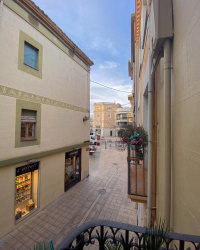 una strada vuota in una città con edifici di Ca la Tere a Banyoles