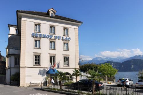 un bâtiment avec un panneau sur son côté dans l'établissement Seehof Hotel Du Lac, à Weggis