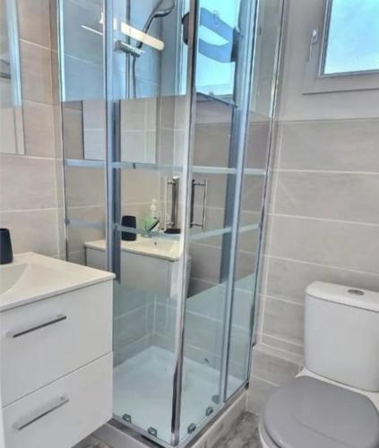 une salle de bain avec une douche avec des toilettes et un lavabo dans l'établissement Hella, à Valras-Plage