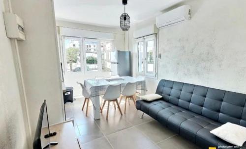 un salon avec un canapé et une table dans l'établissement Hella, à Valras-Plage