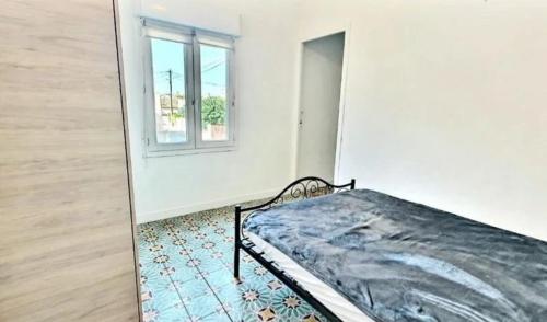 - un lit dans une chambre avec un miroir dans l'établissement Hella, à Valras-Plage