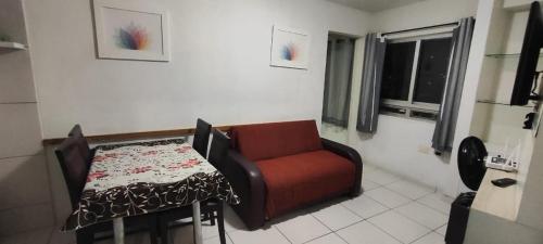 uma sala de estar com uma cadeira e uma mesa em Boa Vista no Recife
