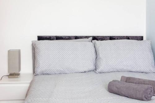 布特爾的住宿－Beautiful 4-Bed House in Bootle，一张带白色枕头和白色墙壁的床