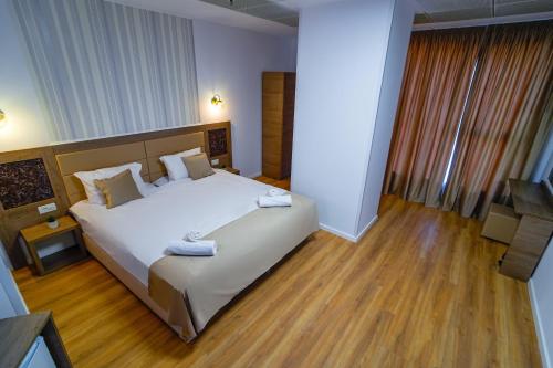 Postel nebo postele na pokoji v ubytování Sir Fundeni Hotel