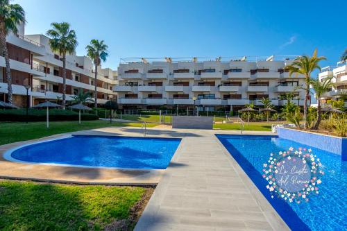 einem Pool vor einem großen Apartmenthaus in der Unterkunft La Casita del Romano in Orihuela