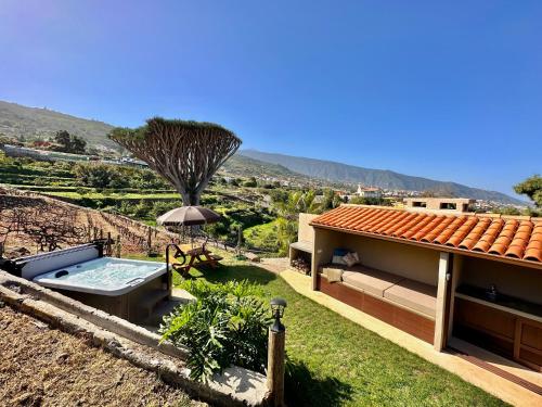 a backyard with a hot tub and a house at Finca Oscar Burchard in La Orotava