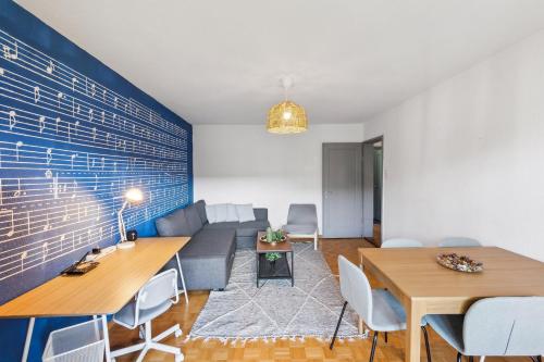 ein Wohnzimmer mit einem Sofa, einem Tisch und Stühlen in der Unterkunft Charming Apartments, Just 27 Minutes to Zurich Center in Zürich