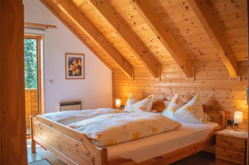 een slaapkamer met een bed in een houten huis bij Ferienholzhaus Füßmann in Ahortal