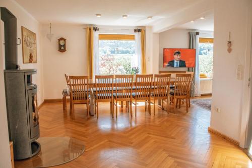 una sala da pranzo con tavolo e sedie di Ferienlandhaus Ahorntal a Ahortal