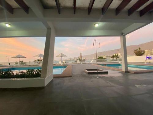 a swimming pool with a view of the desert at Apartamento en Iquique. in Iquique