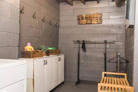 Кухня или мини-кухня в 4bd 2b 10gst Fenced Yard NEW Spacious Retreat
