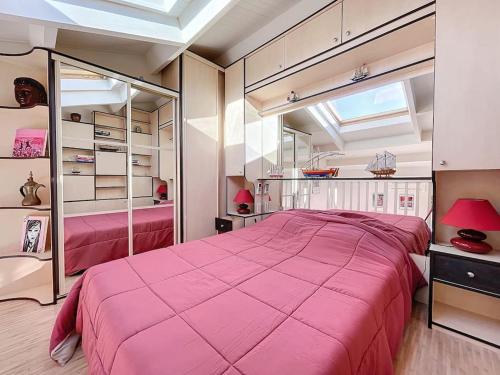 - une chambre avec un grand lit rose dans l'établissement 3227-Appart 4 personnes climatisé donnant sur le Port Argeles, à Argelès-sur-Mer