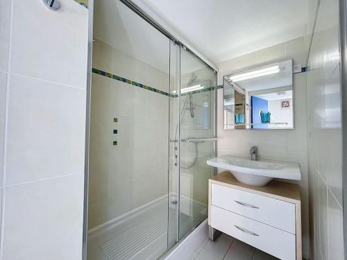 une salle de bain avec une douche en verre et un lavabo dans l'établissement 3227-Appart 4 personnes climatisé donnant sur le Port Argeles, à Argelès-sur-Mer