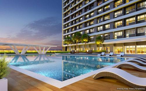 ein Hotel mit einem Pool vor einem Gebäude in der Unterkunft SMDC Coast Residences - The Happy Place in Manila