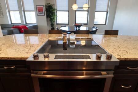 uma cozinha com um fogão e uma bancada em Luxury Condo Top Floor 3 King Beds em Lincoln