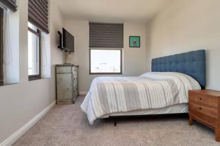 um quarto com uma cama, uma cómoda e uma televisão em Luxury Condo Top Floor 3 King Beds em Lincoln