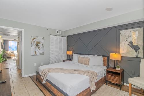 ein Schlafzimmer mit einem großen Bett und einem Stuhl in der Unterkunft Breathtaking Oceanfront Double Queen Suite! Meridian Plaza 701 - Perfect for 4 guests! in Myrtle Beach