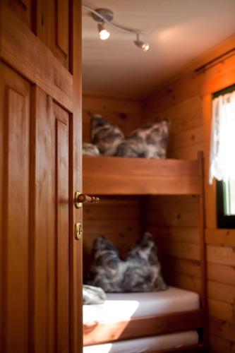 - une porte ouverte menant à une cabine avec 2 lits superposés dans l'établissement Ferienhaus 4 Prs, à Kaupen