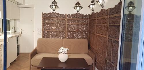 un salon avec un canapé et une table dans l'établissement Paris Tour Eiffel, à Paris