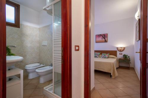 uma pequena casa de banho com WC e lavatório em Rosa's Apartment em Isola Rossa