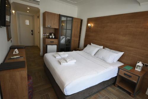 Postel nebo postele na pokoji v ubytování Aurasia Beach Hotel