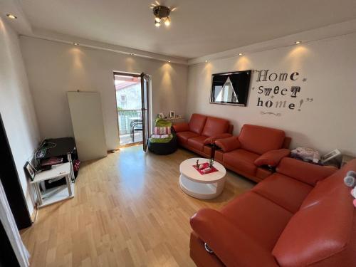 uma sala de estar com um sofá e uma mesa em Gemütliche 2 Zimmer Wohnung by Rabe - Netflix & Coffee-Bar em Karlsruhe
