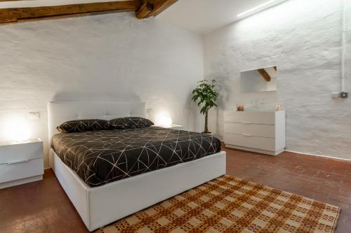 a bedroom with a bed and a white wall at Matteotti Gallery Venice Apt in Mestre