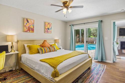 een slaapkamer met een bed en een plafondventilator bij The Cycling Mermaid Palm Harbor, Florida - Bonus Travel Itinerary! in Palm Harbor