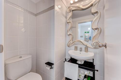 Koupelna v ubytování 1st line sea view 3 rooms apartment in Tenerife 92m2