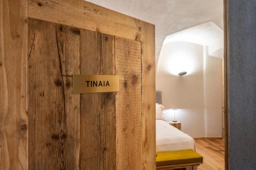 a sign on a wooden wall in a bedroom at Relais Villa Carrara in Villa di Serio