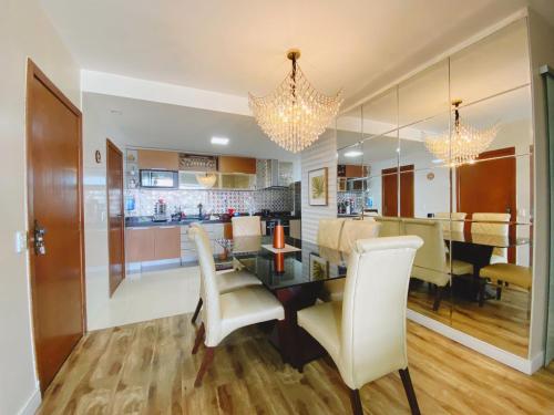 ヴィラ・ヴェーリャにあるApartamento De frente ao mar, linda varanda com churrasqueiraのダイニングルーム、キッチン(ダイニングテーブル、椅子付)