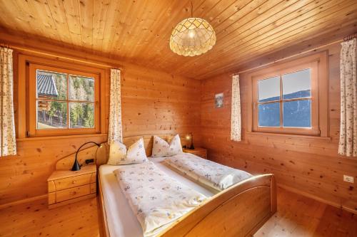 een slaapkamer met een bed in een houten kamer bij Thalhof Laugen in Ultimo