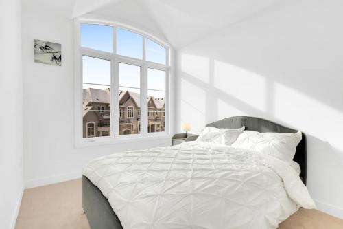 um quarto branco com uma cama e uma janela em Family Friendly Spacious Getaway em East Gwillimbury