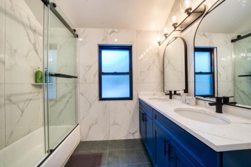 La salle de bains est pourvue d'un lavabo et d'une douche en verre. dans l'établissement Brand New House with Huge Patio, à Kerhonkson