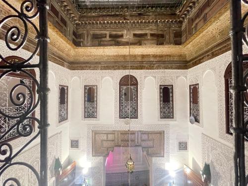 Duży pokój z sufitem i żyrandolem w obiekcie Dar Lalla Kenza w Fezie