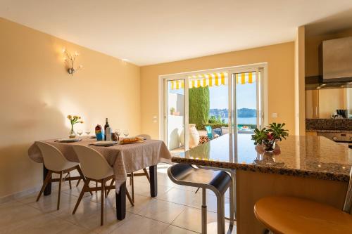 Il comprend une cuisine et une salle à manger avec une table et des chaises. dans l'établissement LA MALMAISON AP1064 Villefranche-sur-Mer, by RIVIERA HOLIDAY HOMES, à Villefranche-sur-Mer