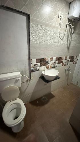 Un baño de Hotel New Shiv Kunj