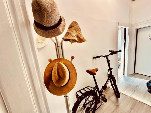 Montar en bicicleta en TRAVELLERS CORFU TOWN Luxury Suites, Studios & Apartments o alrededores