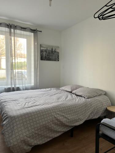 um quarto branco com uma cama e uma janela em Résidence Le Gond em Le Gond