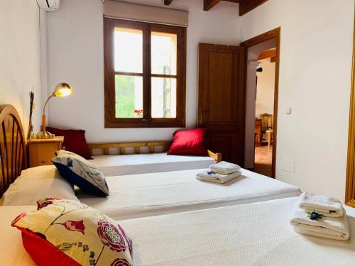 sypialnia z dwoma łóżkami i oknem w obiekcie Vignette Collection Finca Banyols by IHG w mieście Alaró