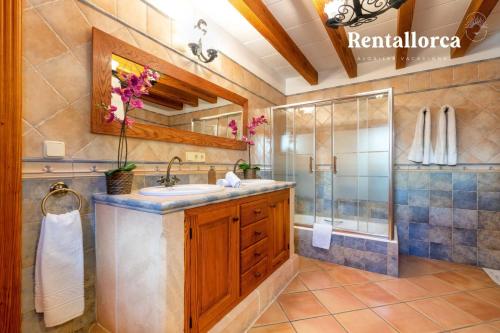 een badkamer met een wastafel en een douche bij Cases de Son Roig by Rentallorca in Sant Joan