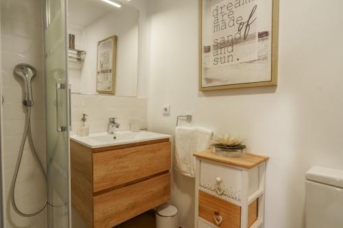 a white bathroom with a sink and a shower at Apartamento NICE4YOU by Rentallorca in Port d'Alcudia