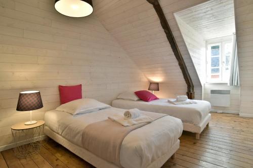 two beds in a room with two lamps at L'Escale Cancalaise - Maison de pêcheur 150m du port in Cancale