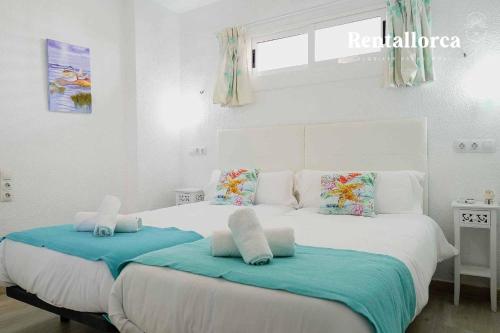 En eller flere senge i et værelse på Villa Cancun by Rentallorca