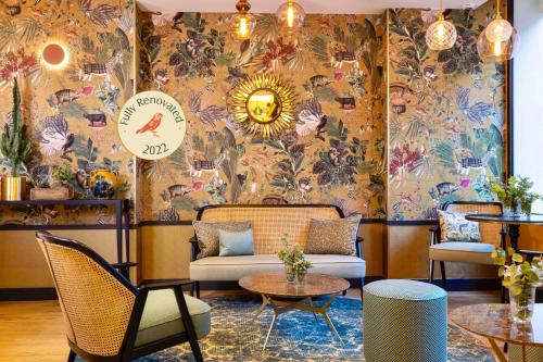 - un salon avec un canapé, des chaises et du papier peint dans l'établissement Hôtel Jardin de Cluny, à Paris