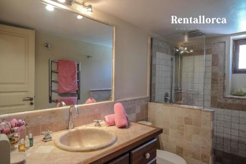 een badkamer met een wastafel en een grote spiegel bij Finca Ca'n Sec by Rentallorca in Sóller