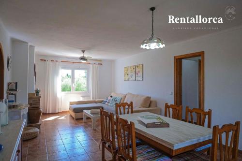 een woonkamer met een tafel en een bank bij Cristi Bressals by Rentallorca in Alcudia
